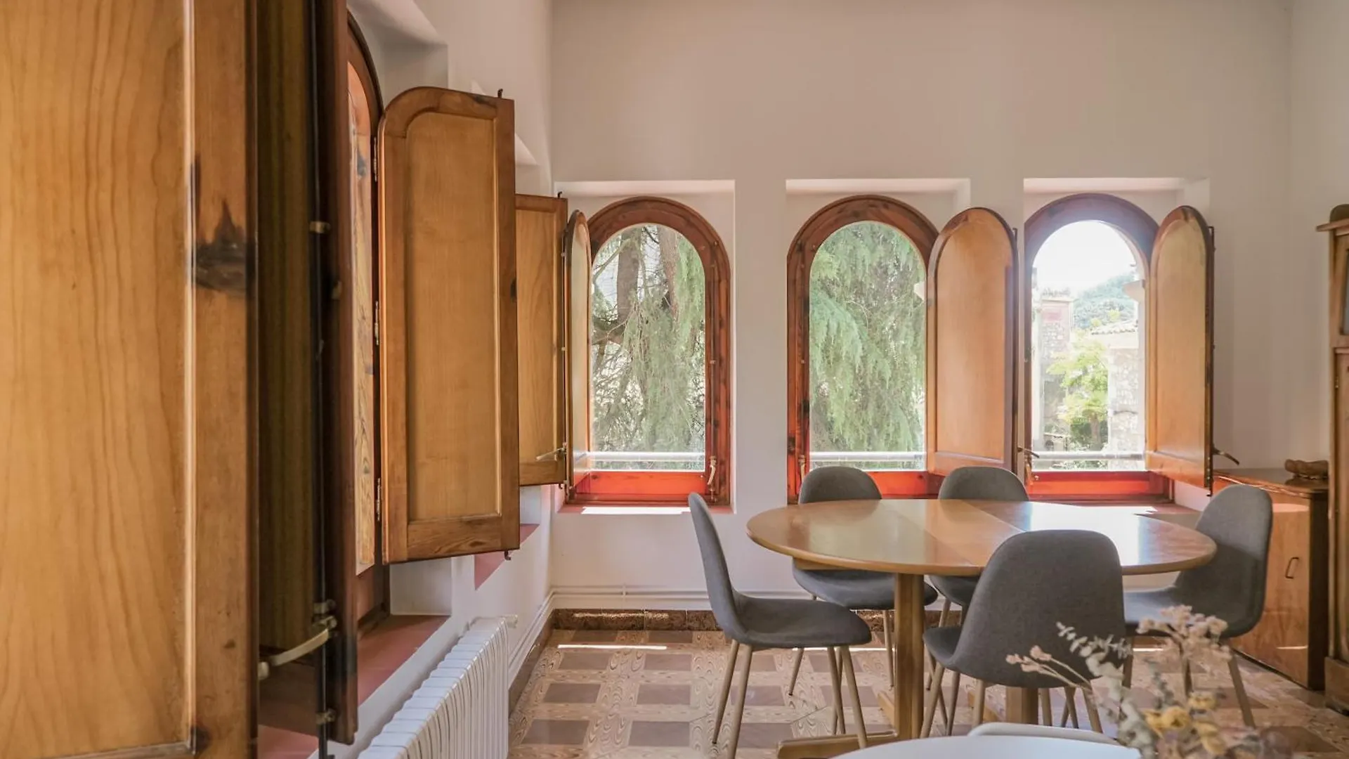 Can Severi, Casa Con Historia En Besalú