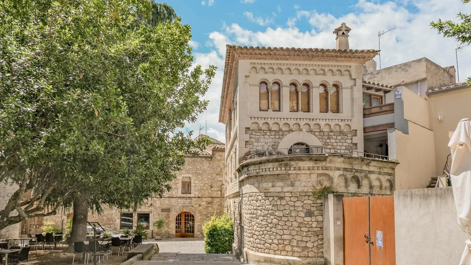 Can Severi, Casa Con Historia En Besalú Chalet