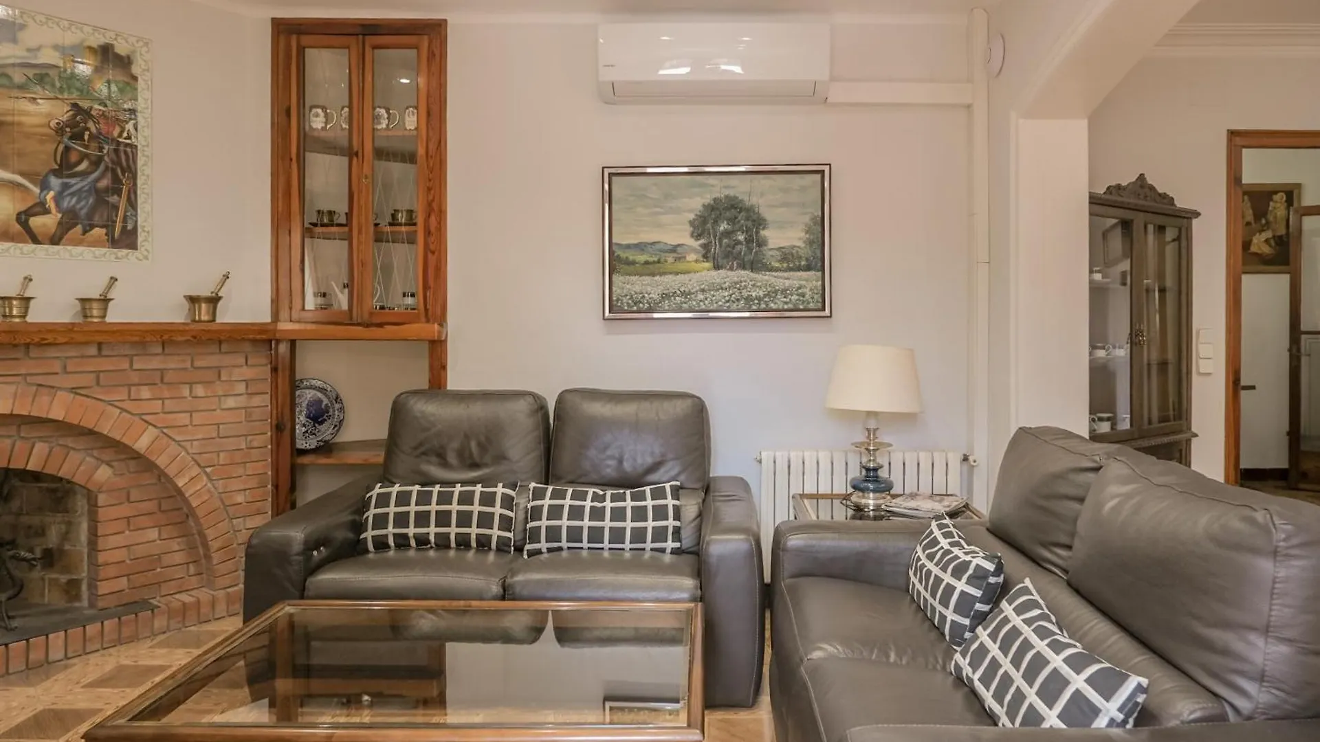 Can Severi, Casa Con Historia En Besalú